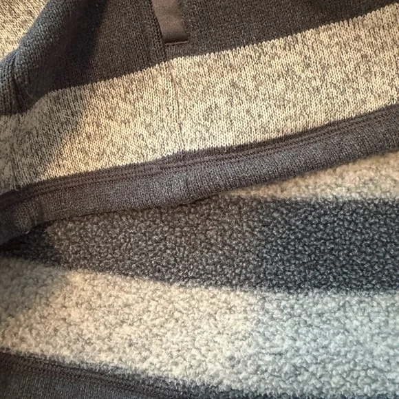 Patagonia Zip-Up 1/2 zip in dark Gray and light grey Stripes kangaroo pocket - Picture 10 of 16